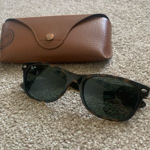 Ray-Ban New Wayfarer Classic RB2132 (used) w/ case